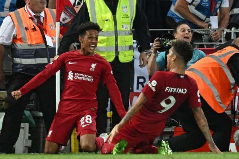 Fábio Carvalho e Roberto Firmino marcaram para o Liverpool (Foto: PAUL ELLIS / AFP)