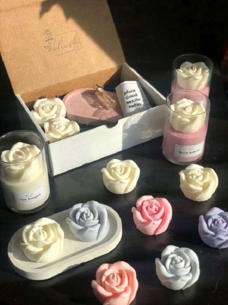 34. Como fazer velas em formato de rosas. Fonte: Blush Candles