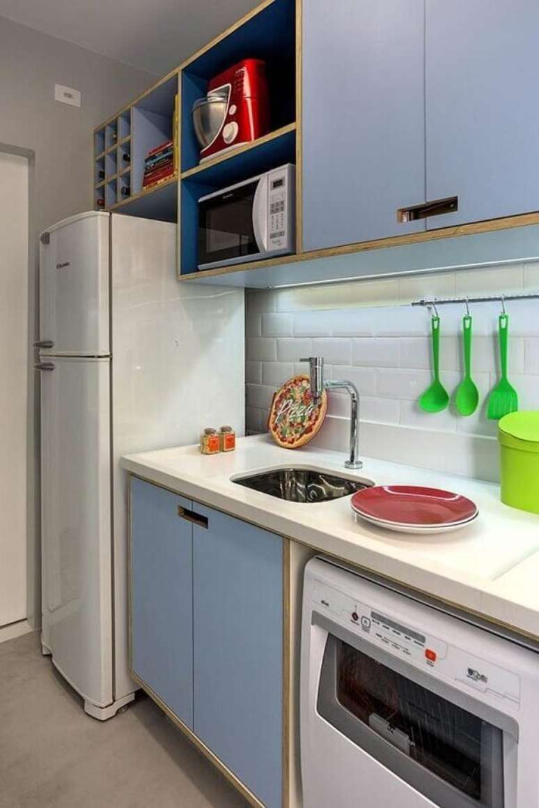 60. Cozinha completa com pia projetada em bancada pequena – Foto: Ideias Decor