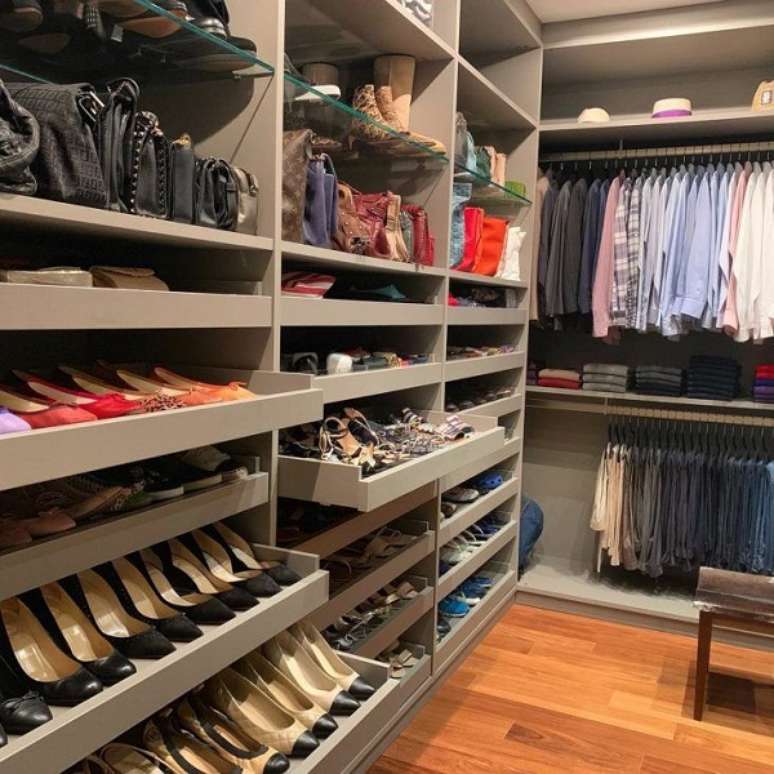 12. Closet com sapateira de madeira com gavetas &ndash; Foto Art Of It