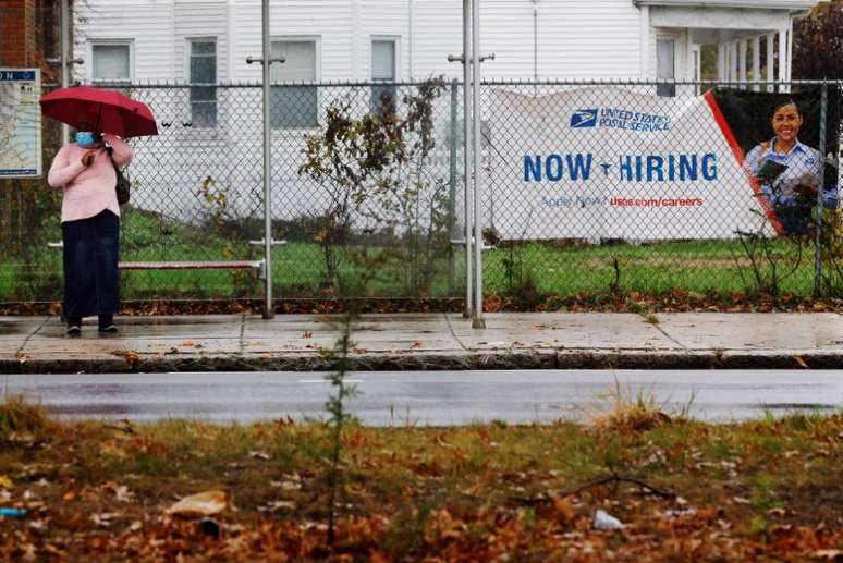 Anúncio de contratação do Serviço Postal dos EUA em Boston
30/10/2021. REUTERS/Brian Snyder