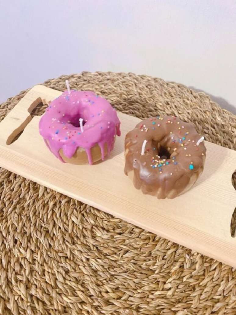 39. Como fazer velas em formato de Donuts. Fonte: Etsy