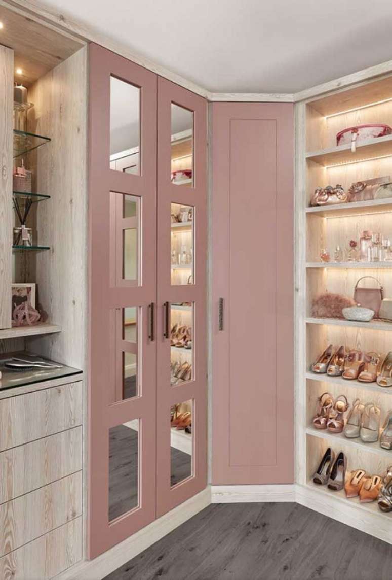 13. Closet com sapateira de madeira e porta rosa &ndash; Foto Lashkar