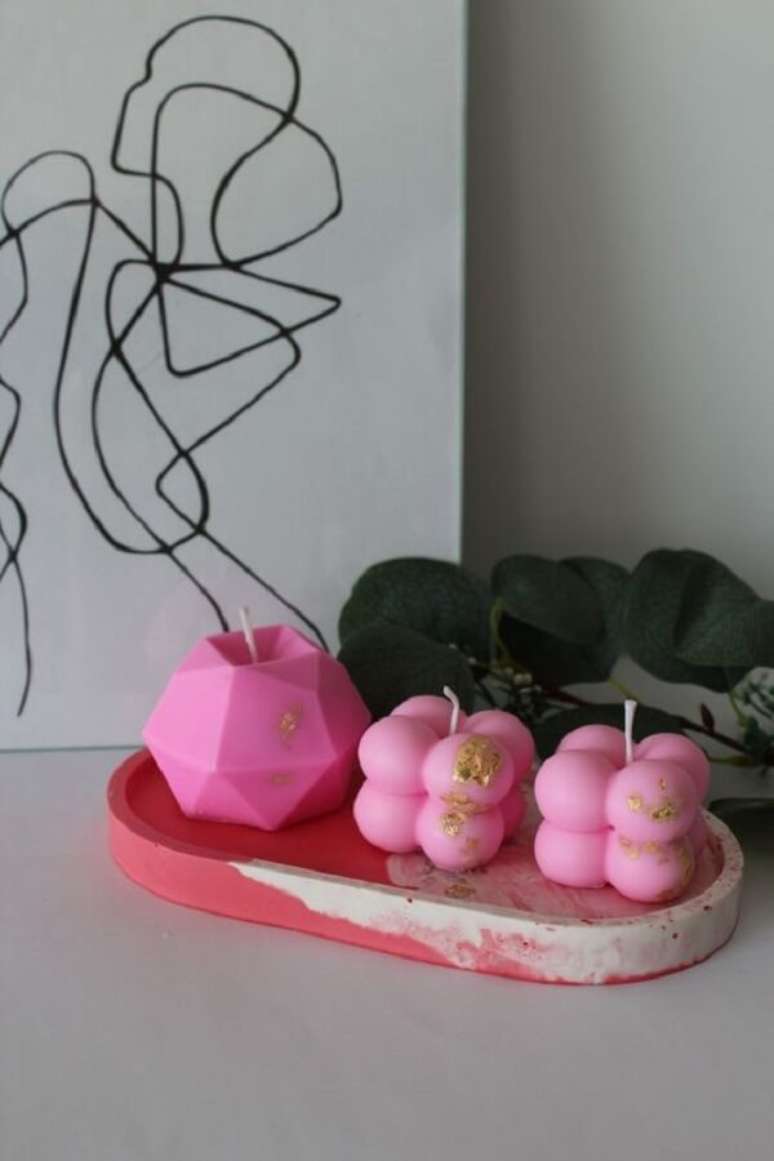 21. Como fazer velas velas coloridas alegram a decora&ccedil;&atilde;o. Fonte: Etsy