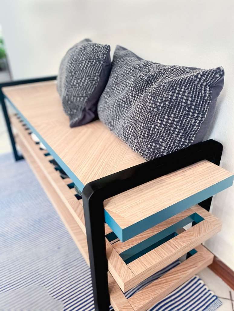 38. Sapateira de madeira ee banco para a entrada de casa &ndash; Foto Camille Lanzer