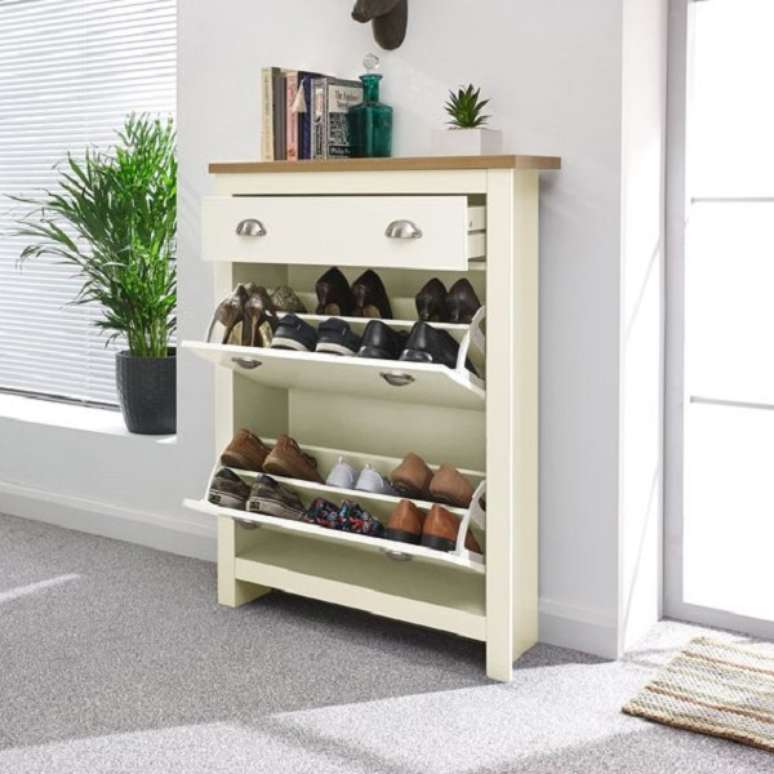 44. Sapateira de madeira pequena e fechada &ndash; Foto Dunelm