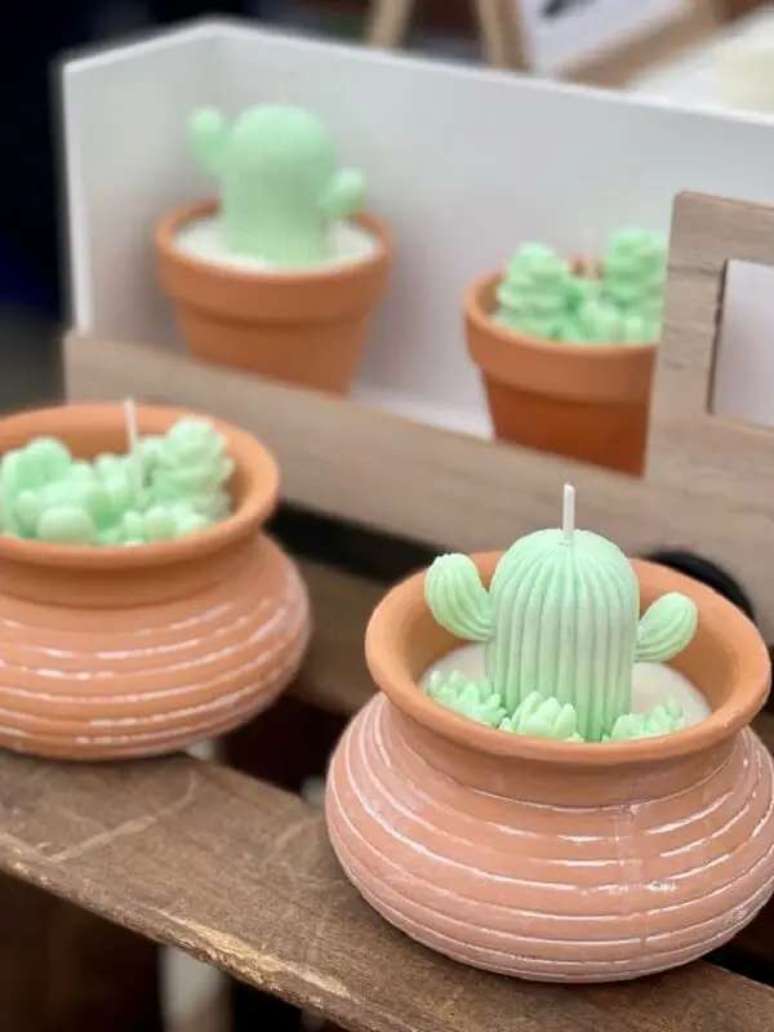 50. Como fazer velas: cacto e suporte de cer&acirc;mica para uma decora&ccedil;&atilde;o r&uacute;stica. Fonte: Bea&acute;s Hive