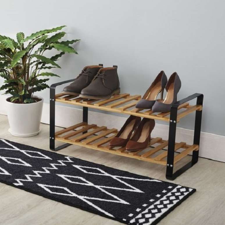 9. Sapateira simples de madeira na casa pequena &ndash; Foto LeroyMerlin
