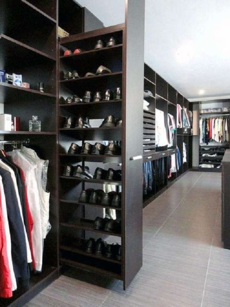 16. Closet masculino com sapateira de madeira escura &ndash; Foto Habitissimo