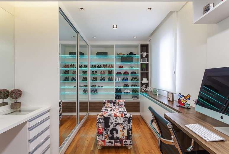 11. Closet com guarda roupa com porta de vidro espelhado e led nas prateleiras &ndash; Foto Raduan Arquitetura
