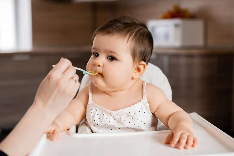 Paciência e cuidado são importantes durante a alimentação do bebê (Imagem: Shutterstock)