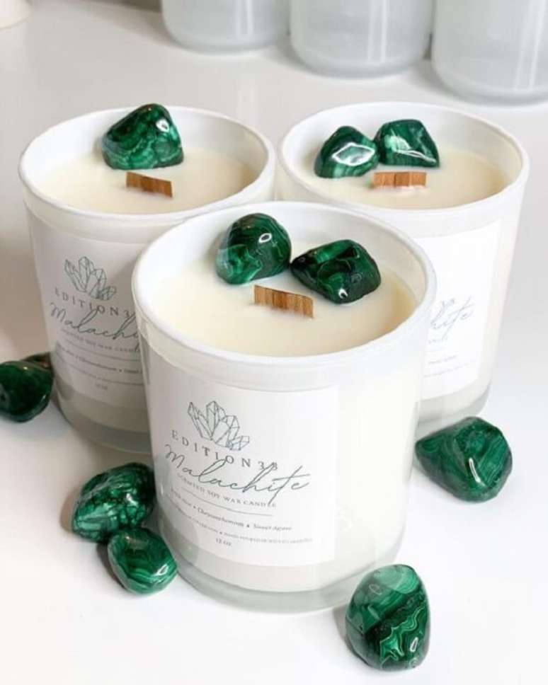 31. Como fazer velas: modelo de vela branca com cristais. Fonte: Edition 33