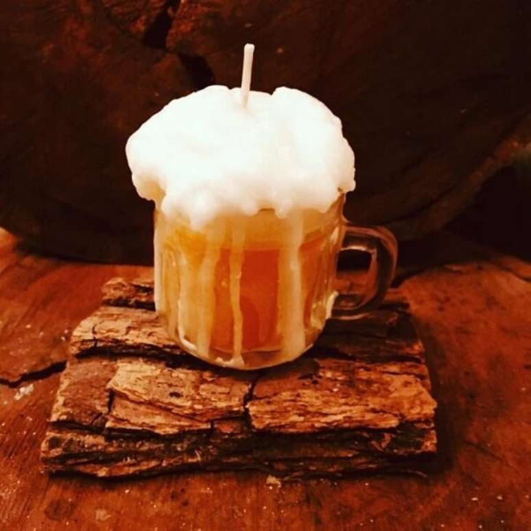 51. Como fazer velas: caneca de chopp para uma decora&ccedil;&atilde;o tem&aacute;tica. Fonte: Kasa de Irene Artesanato