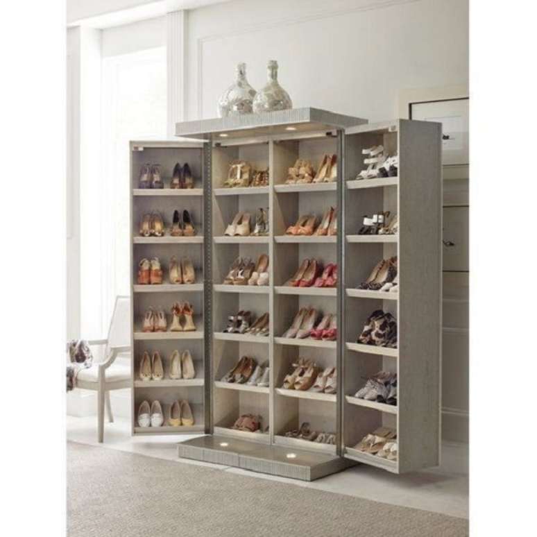 32. Sapateira de madeira cinza com sapatos organizados &ndash; Foto Matchness