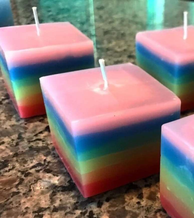 12. Como fazer velas decorativas coloridas. Fonte: Pavio Curto Velas