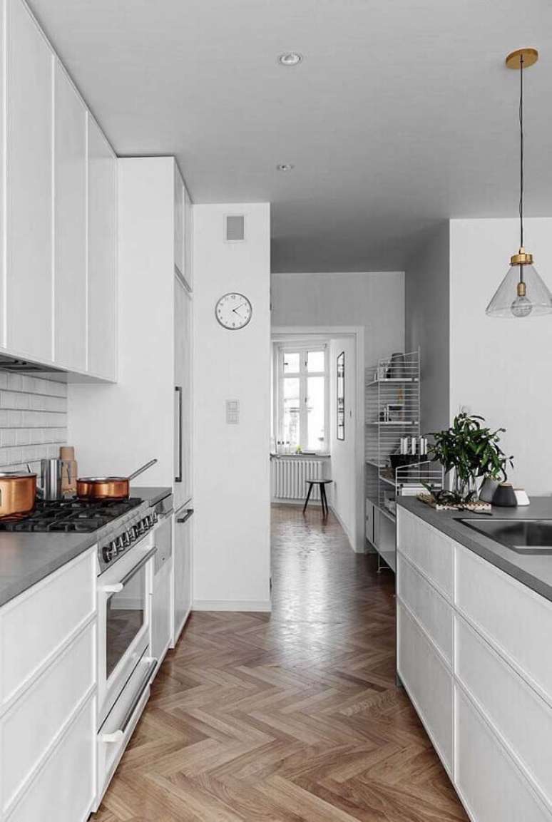 75. Cozinha completa luxo toda branca decorada com armários planejados – Foto: ArchDaily