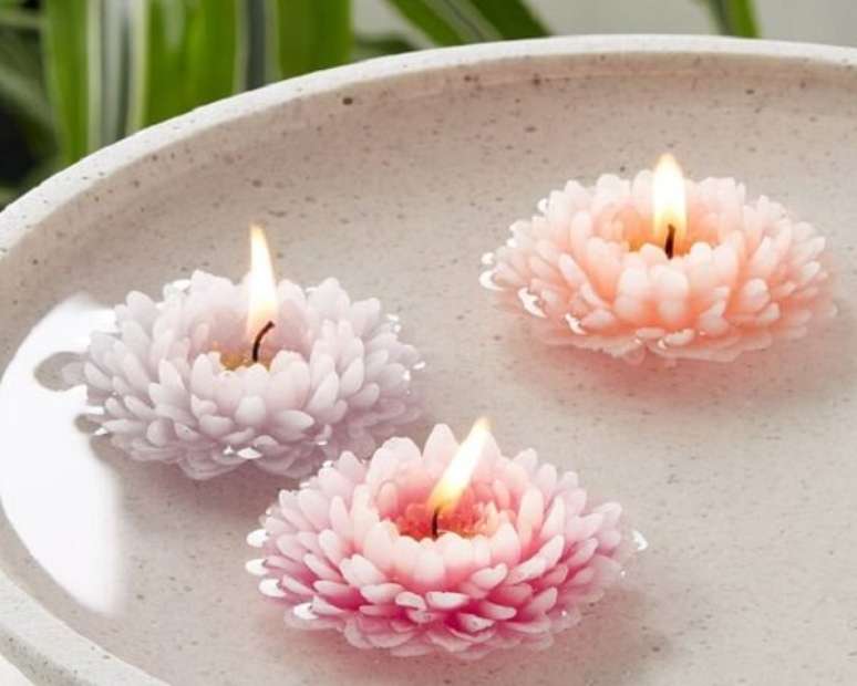37. Como fazer velas em formato de flores. Fonte: BuzzFeed