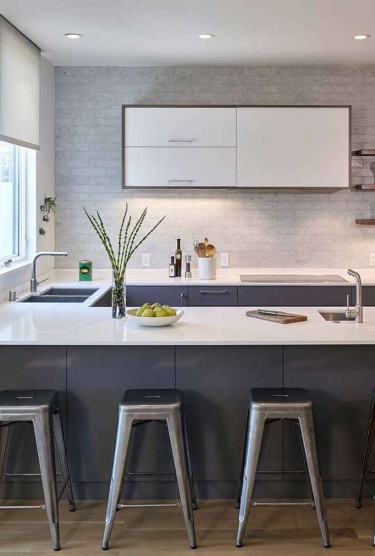 43. A cozinha completa em U é uma ótima ideia para utilizar bem todos os cantinhos do ambiente – Foto: Houzz