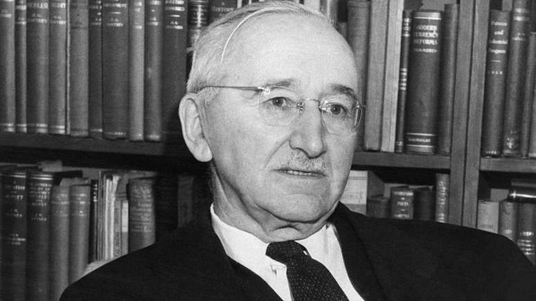 Ligado à Escola Austríaca de Economia, Friedrich Hayek foi um dos líderes da reformulação do liberalismo que passou a ser conhecida como neoliberalismo