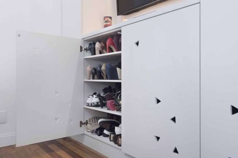 43. Sapateira de madeira no quarto pequeno &ndash; Foto So1toque Design e Engenharia