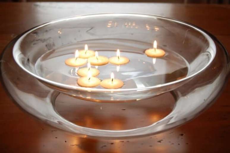 52. Como fazer velas: as velas flutuantes trazem um toque intimista para o decor. Fonte: Arquitrecos