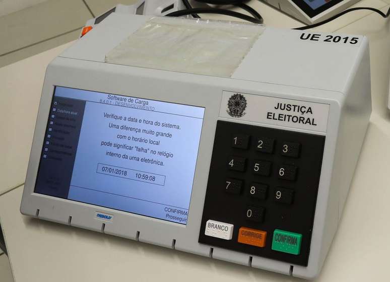 Funcionários do Tribunal Superior Eleitoral (TSE), em Brasilia-DF, iniciaram a lacração do sistema das Urnas Eletrônicas, que serão utilizadas nas eleições do pleito de 2022