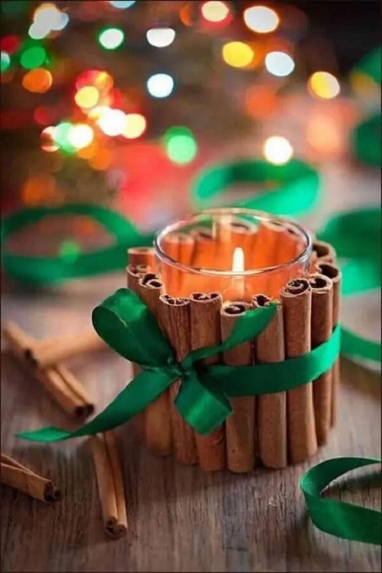 22. Como fazer velas: vela de natal feita em pote de vidro com canela e fita. Fonte: Revista Artesanato