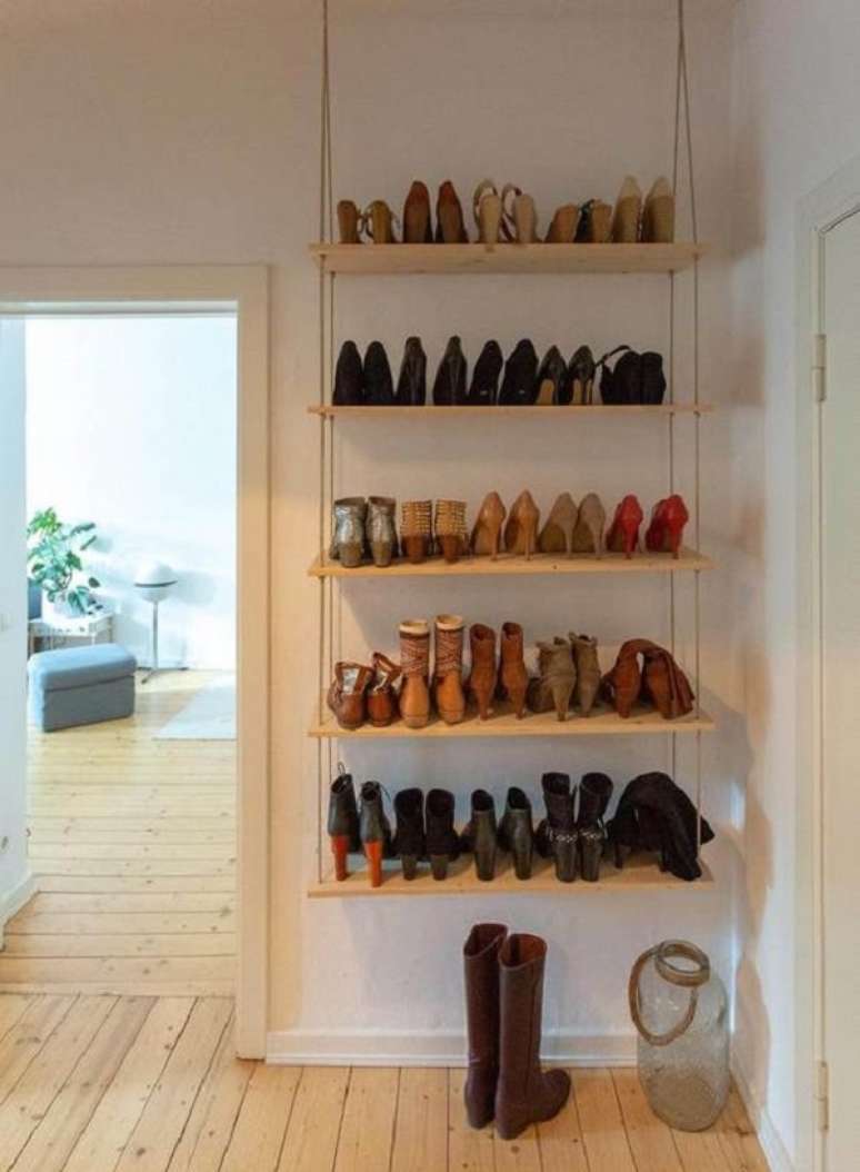 50. Sapateira de madeira suspensa para entrada de casa &ndash; Foto Otto