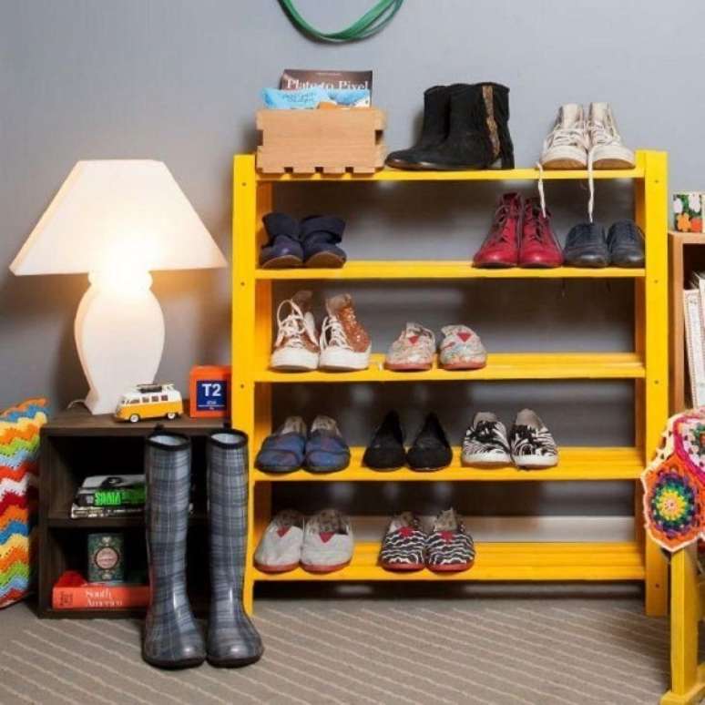 10. Sapateira simples de madeira na cor amarela &ndash; Foto Gisela Organizer e Decor