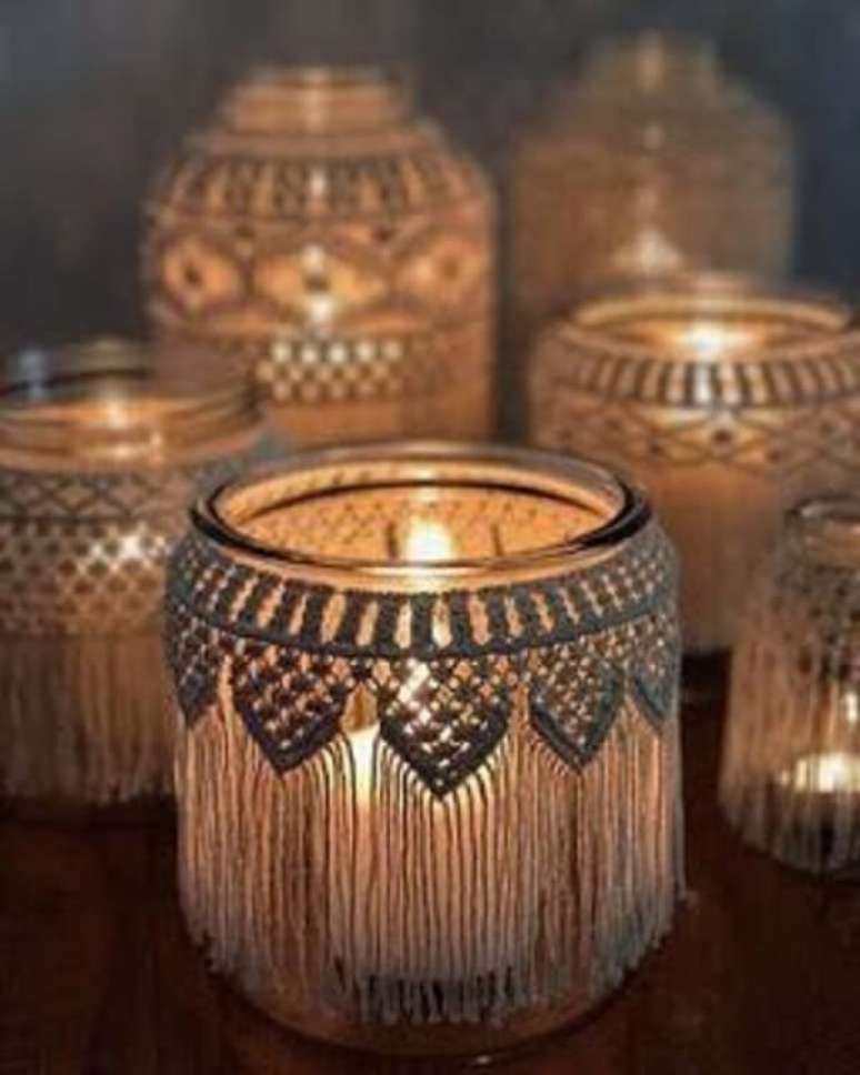 29. Como fazer velas para decora&ccedil;&atilde;o pote de vidro com macram&ecirc;. Fonte: Mi Mundo Manual
