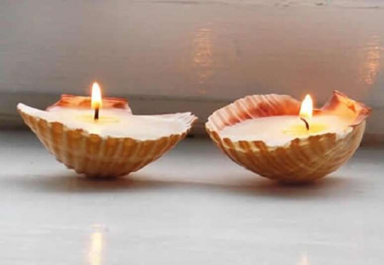 24. Como fazer velas: suporte de velas feito com conchas do mar. Fonte: Dicas Praticas