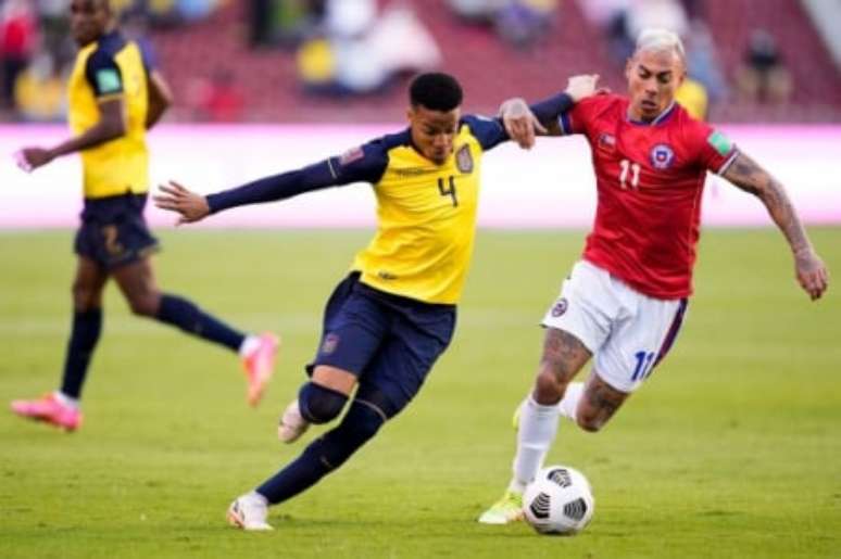 Byron Castillo jogou contra o Chile duas vezes nas Eliminatórias (Foto: DOLORES OCHOA / POOL / AFP)