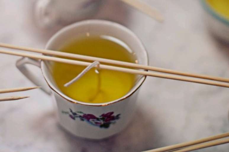 2. Como fazer velas: os palitos ser&atilde;o usados para deixar o pavio reto no meio da vela. Fonte: Elizabeth Anne Designs