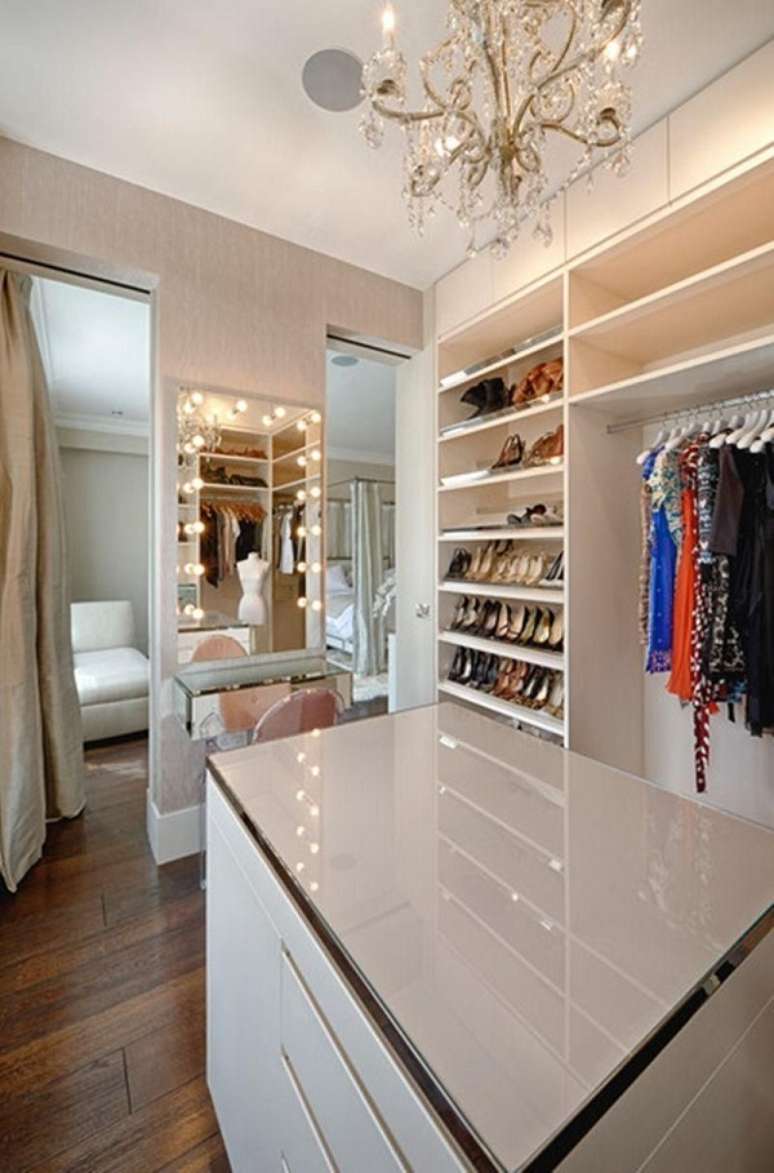 18. Closet planejado com sapateira de madeira grande &ndash; Foto Houzz