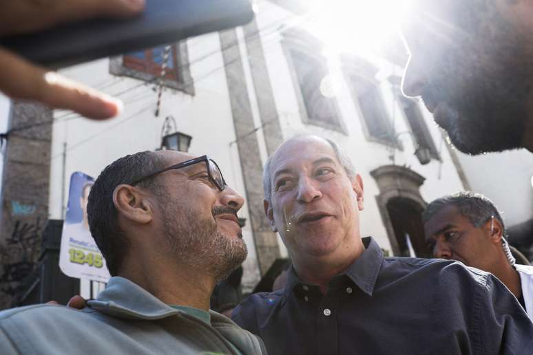 O candidato à Presidência pelo PDT, Ciro Gomes, posa para foto com um apoiador, durante um evento de campanha no Rio