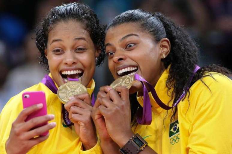 Fê Garay comemora medalha olímpica com Adenízia