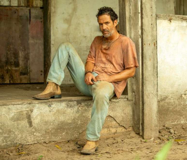 Solano (Rafa Sieg) vai morar na tapera para n&atilde;o levantar suspeitas de Jos&eacute; Le&ocirc;ncio (