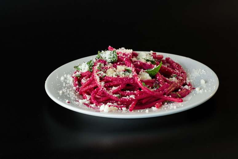 Macarrão sem glúten ao molho de beterraba | Foto: Shutterstock