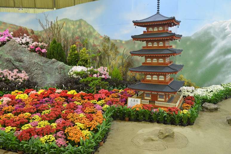 Abundância de flores e homenagens à cultura japonesa fazem parte da festa.