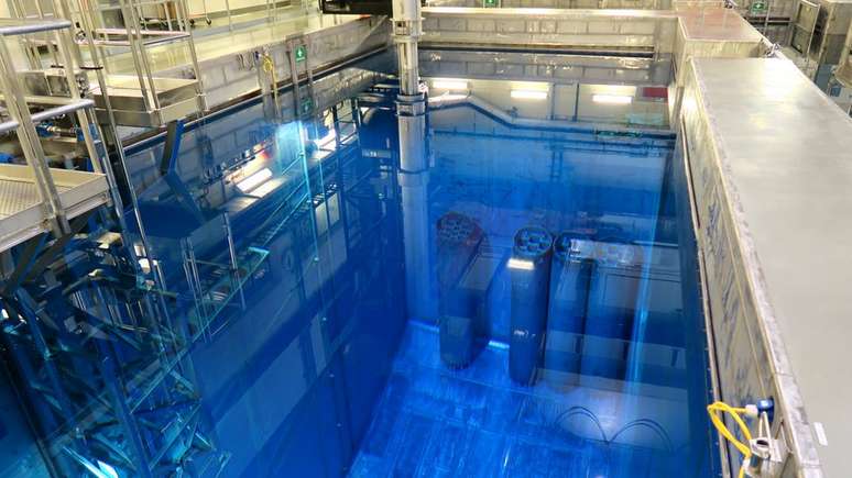 Submergir recipientes de lixo nuclear na água ajuda a bloquear as emissões radioativas