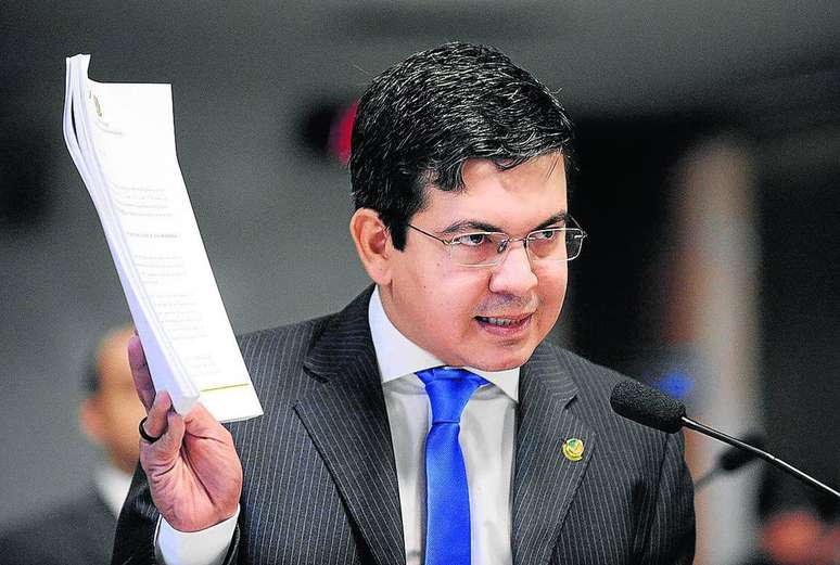 Senador Randolfe Rodrigues, relator do projeto, reuniu 50 assinaturas para incluir a proposta na pauta