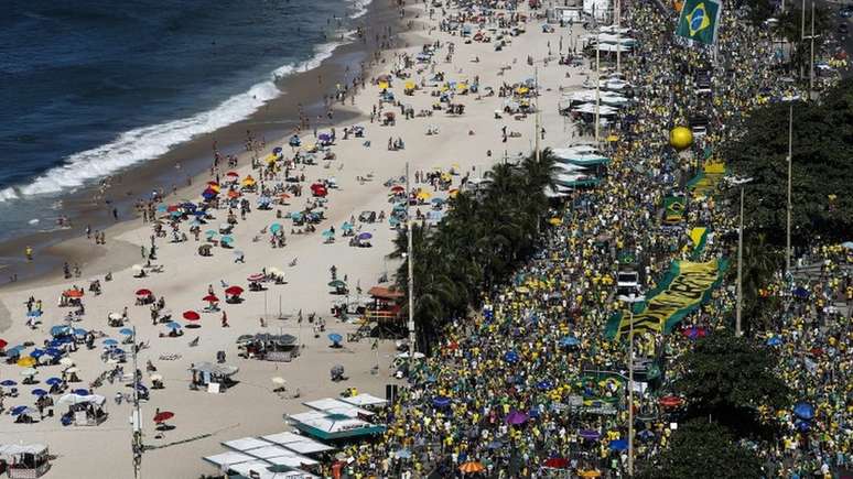 Protesto contra a corrup&ccedil;&atilde;o na praia de Copacabana, em 2015. Na semana que vem, praia vai receber ato convocado por Jair Bolsonaro