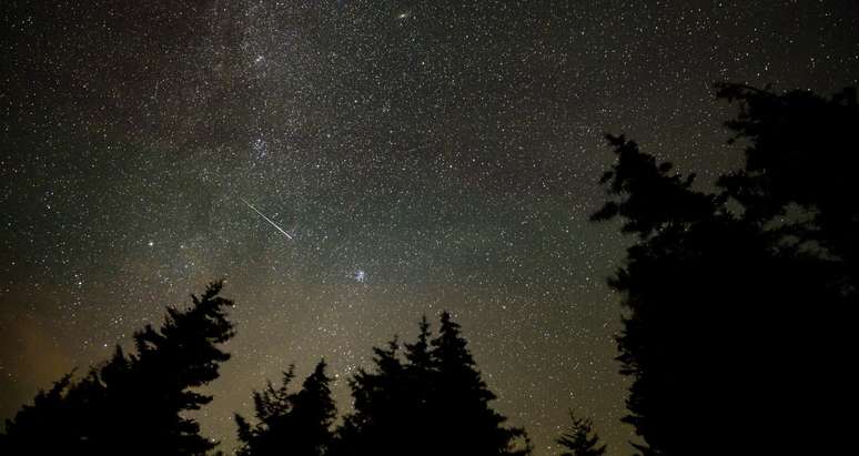 Meteoro atravessa o céu durante chuva de meteoros em Spruce Knob, Virgínia Ocidental