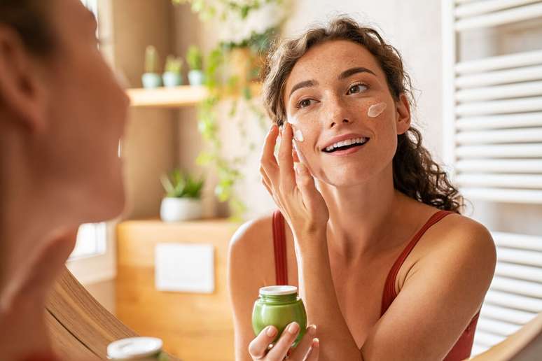 Adotar uma rotina de skincare é essencial para o tratamento de acne 