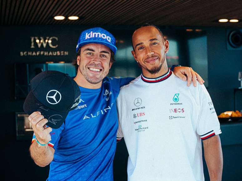 Hamilton entrega boné da Mercedes a Alonso. Paz selada... pelo menos por enquanto...