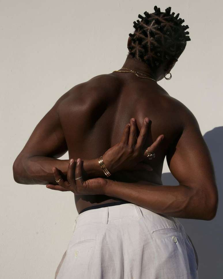 Izzra, cantor e compositor