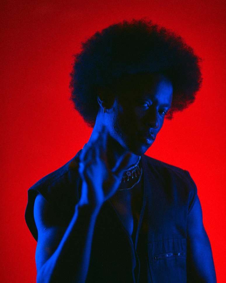 Izzra, cantor e compositor