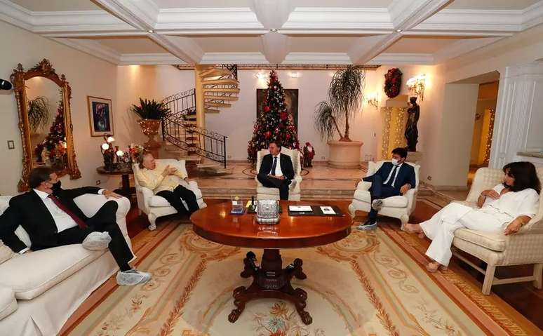 Silvio recebeu Bolsonaro e comitiva em uma das salas da mansão do Morumbi