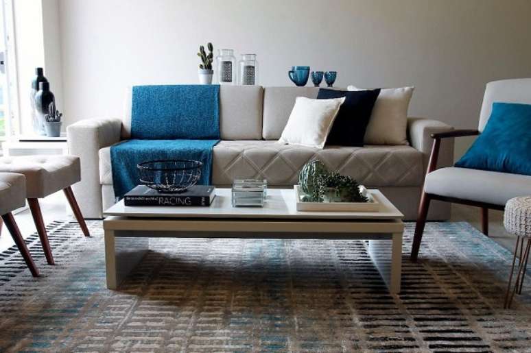 92. Decora&ccedil;&atilde;o de loft pequeno com manta azul &ndash; Foto Marco Costa