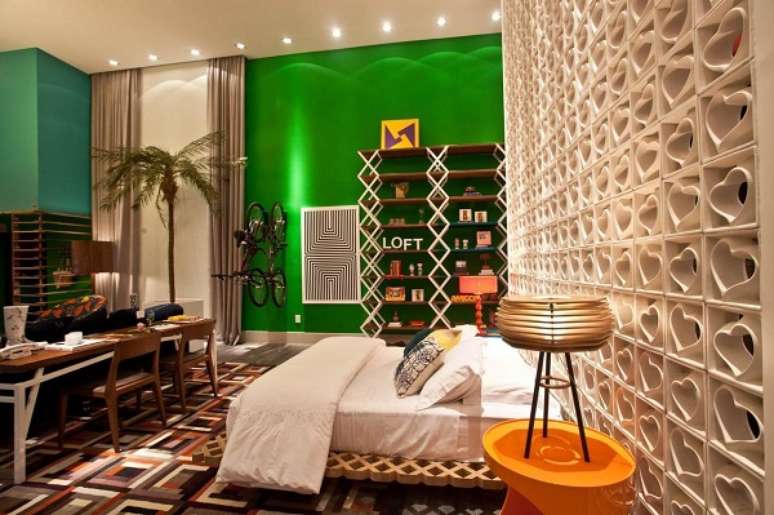 39. Loft pequeno com sala de jantar em frente ao quarto &ndash; Foto Juliana Pippi